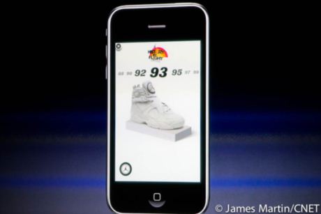 　Jobs氏は、Air Jordanシューズの広告デモを披露した。帯状のタイムラインが表示され、同シューズの変遷を年毎に見ることができる。