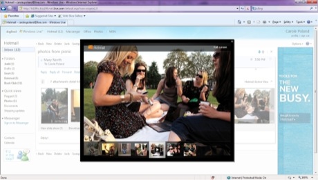 　「Hotmail」の新しい「Active View」では、「Silverlight」を用いて写真を美しいスライドショーで表示する。