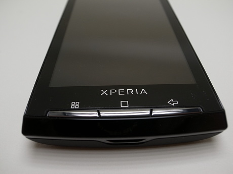 　端末の下側には、操作ボタンが3つ並ぶ。ボタンの上には、Xperiaのロゴが入っている。