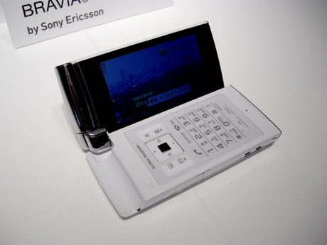 　BRAVIA Phone S004は、15コマのワンセグ映像を4倍となる60コマに変換し、なめらかな映像を再現する「モーションフロー Lite 60コマ」を搭載する。