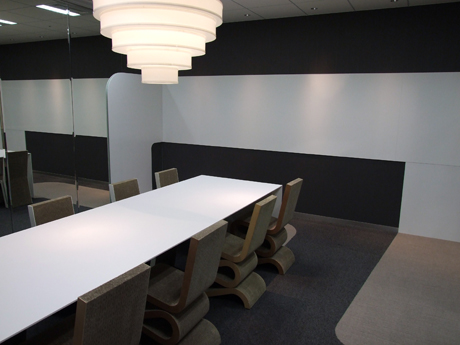 　会議室「アトランティス」は、入り口から続く床のナビラインがデスク、ホワイトボードを経て、外のナビラインにつながる、というイメージでデザインされています。