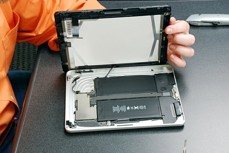 　2本のリボンケーブルをはずすと、ついにiPadの内部を目にすることができる。これらのバッテリに注目してほしい。