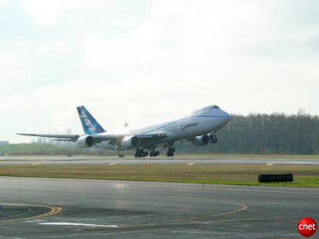 　747-8Fの全輪が離陸したところ。