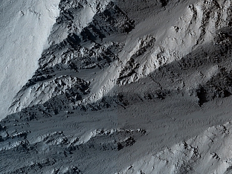 　この写真もHiWishプログラムで提案されたもので、太陽系で最大の火山であるオリンポス山（Olympus Mons）の北端が写っている。NASAによると、火山の縁は高さ数マイルの崖になっているという。写真に写っている崖の高さは2万3000フィート（約6900m）だ。