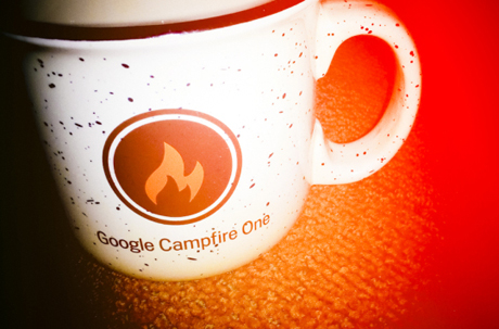 　Campfire Oneイベント用の設置されたテントでは、Apps Marketplace発表の間、来場者に温かいりんごサイダーが振る舞われた。