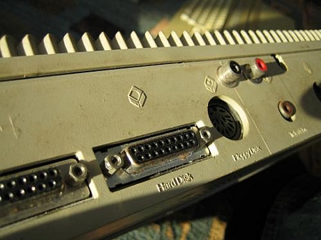 　Atari STEのハードディスクポート
