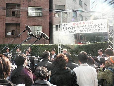 　若手芸人が出発した後も有吉氏と土屋氏は報道陣から取材を受けていた。