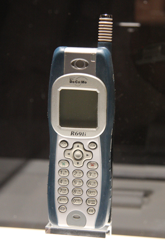 　2001年発売の「GEOFREE R691i」。新たな機能・サービスが登場することにあわせ、生活のさまざまな場面で利用されるようになってきた携帯電話。朝起きてから夜寝るまで片時も離さなくなっていく。そこで、変わった携帯電話も増えていった。そのひとつがGEOFREE R691i。防水機能を持った携帯電話だ。今でこそ、注目を集める防水機能だが、すでに2001年には対応端末が登場していたのだ。