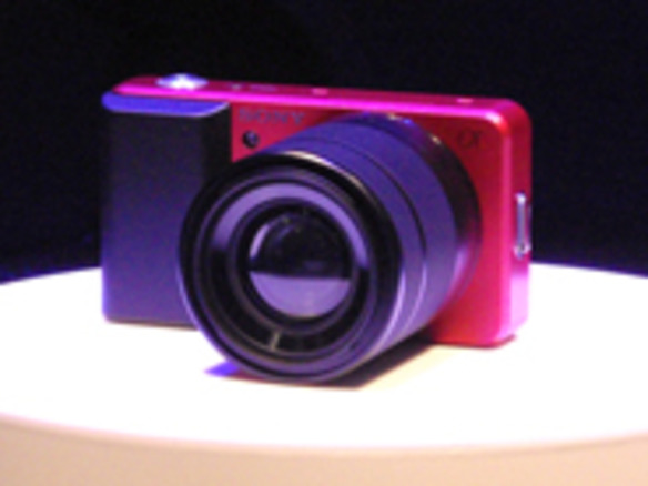 ソニー、レンズ交換式小型カメラを日本でも公開--2010年内発売へ