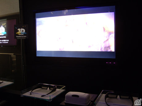 　参考展示の3D対応「BRAVIA」では、映画「くもりときどきミートボール」の予告映像や、FIFA国際大会映像のダイジェストシーンなどを見ることができる。こちらは60V型となる。