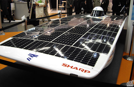 　シャープブースに展示されていた、ソーラーカー「Tokai Challenger」。セル変換効率30％のシャープ製太陽電池セルが採用されている。