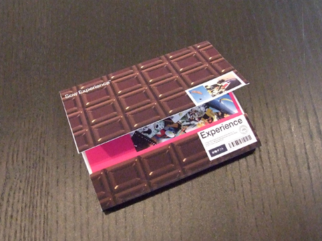 　これは、バレンタインギフト向けのパッケージのモックアップ。チョコレート風のデザインになっています。