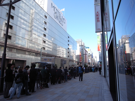 　iPadを購入する人の列は7時過ぎ時点、アップルストア銀座の向かいにある松屋銀座本店の前をすでに通り越していた。