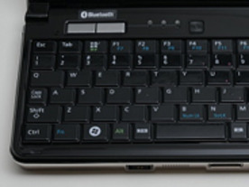 手帳サイズで約495gのモバイルPC--写真で見る富士通「LOOX U」2010年春モデル