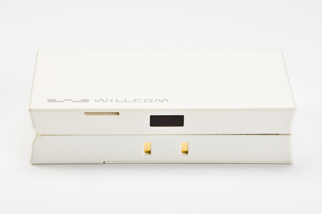 　WILLCOM 9（WS018KE）
　2008年7月発売、ケーイーエス製。9（nine）シリーズ初の折りたたみモデルだ。