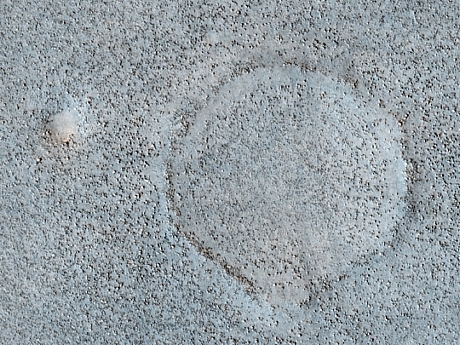 　米航空宇宙局（NASA）は米国時間3月31日、一般の人々が火星の被写体を選び、NASAの火星探査機「Mars Reconnaissance Orbiter」に搭載の「High Resolution Imaging Science Experiment（HiRISE）」カメラで撮影した写真をいくつか公開した。

　NASAは1月以降、「人々のカメラ（the people's camera）」というニックネームのHiRISEのピントを火星のどこに合わせるべきかについて、一般からの提案を受け入れている。NASAの声明によると、いわゆる「HiWish」プログラムでは、これまでに既に約1000件の提案があったというが、本稿執筆時点で実際に公開された写真は8枚だけだ。

　この写真に写っているのは、散在する小石や巨石に覆われた北部平地の有名な景色だ。この場所の幅は約3分の2マイル（約1.07km）だ。
