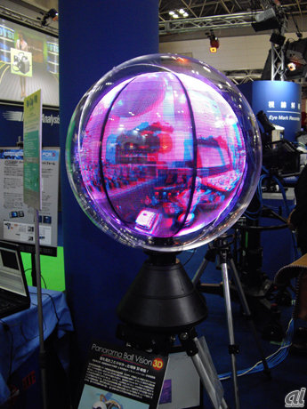 　ナックブースでは、球体の3D映像が見られる「Panorama Ball Vision 3D」が展示されていた。LEDアレイ回転方式を用い、直径約600mmの球体に3D映像が表示される。