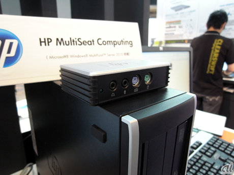 　シンクライアント端末「HP MultiSeat t100 Thin Client」を使って、ホストPCとディスプレイ、マウス、キーボードを接続する。価格はホストPC1台とシンクライアント端末7台の構成で19万2000円。主に教育機関や小規模オフィス向けに提供しているという。