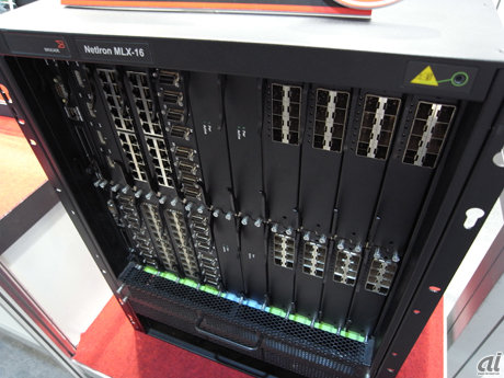 　次世代データセンター向けコアスイッチングルータ「Brocade NetIron MLX-16」は、最大3.2Tbpsのスループットと20億ppsの最大伝送能力を備える。