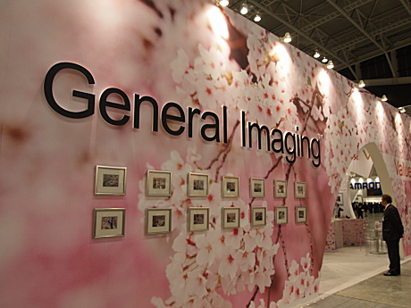 　GEからグローバルベースの独占販売権を取得したデジタルカメラの販売会社ジェネラル・イメージング・ジャパンのブース。入り口なども桜の花びらを形どったブースとなっていた。