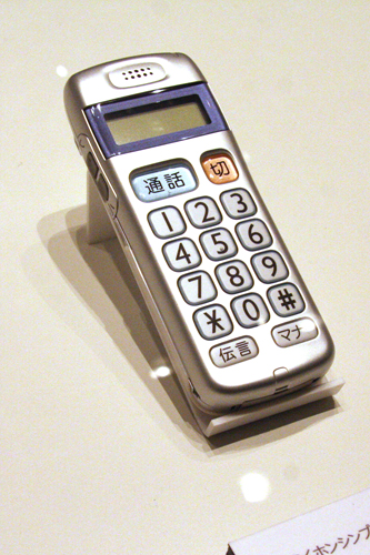 　2006年に登場した「らくらくホンシンプル D880SS」。機能を通話に絞ることで、シニアでも簡単に使えるような仕様となっている。