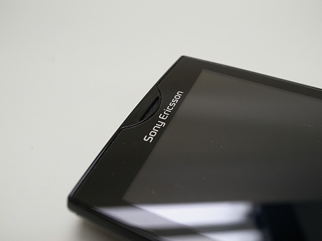 　端末の表面の上部には、Sony Ericssonのロゴが入っており、表面にNTTドコモのロゴは入らない。