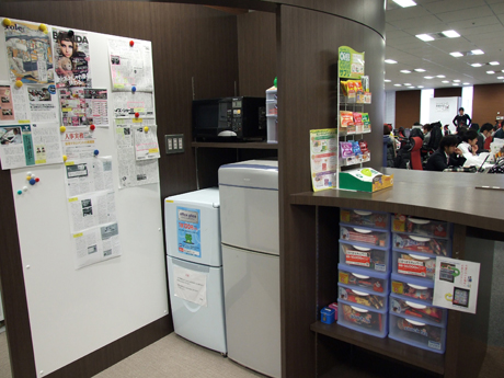 　冷蔵庫やオフィスグリコ、ドリンクの自販機、ダストボックスなどが置かれます。