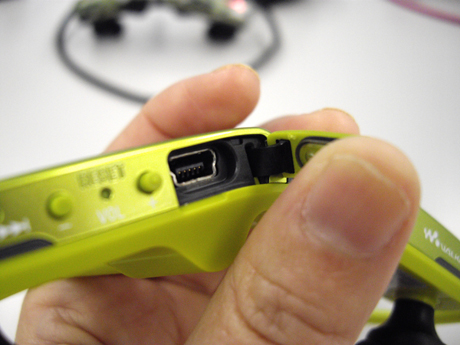 　防水モデルになったため、USB端子はフタ付きタイプに変更された。