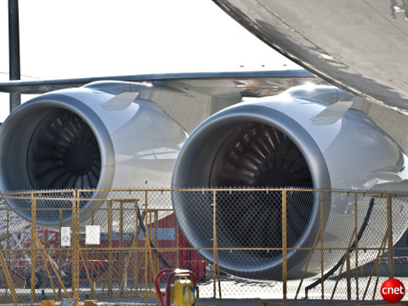 　Boeingは2009年12月8日のエンジンテストを実施した。747-8Fにある4台のエンジンのうち2台。