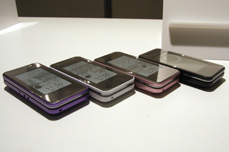 　ソフトバンクモバイルは5月18日、ソフトバンクモバイルの携帯電話2010年の夏モデルとして20機種を発表した。Twitterアプリに対応した携帯電話など14機種を写真で紹介する。

　写真は、3.0インチの大型サブディスプレイに世界初というタッチメモリ液晶を搭載した防水ケータイ「mirumo2 944SH」。閉じたままでもサブディスプレイでメールを確認できる。また、IPX5/IPX7相当の防水性能、IP5X相当の防塵性能を備える。キッチンなどの水回りだけでなく、アウトドアでも安心して使える。