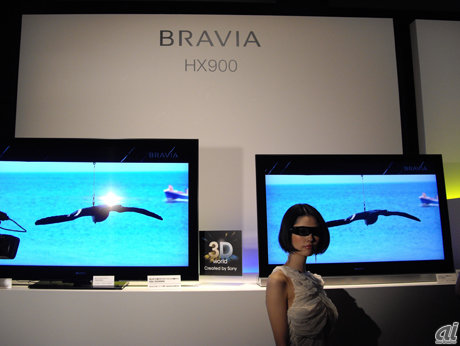 　直下型LEDバックライトを搭載した高画質モデルHX900シリーズ。3Dトランミッタと3D専用メガネを買い足すことで、3D映像が視聴できる。