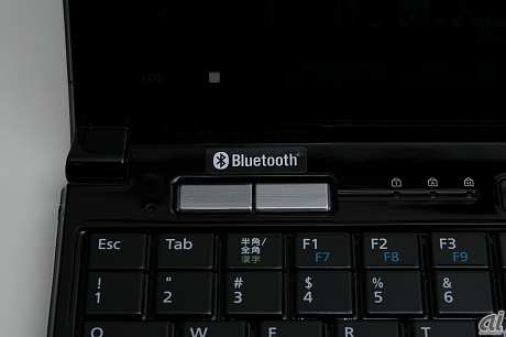 　キーボードの左上にマウスボタンが2つ配置される。両手で持ったときに親指が当たる位置になる。