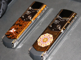 VERTU、蒔絵を使った1台2000万円の携帯電話「シグネチャー 吉祥コレクション」を発表