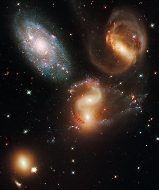 　Wide Field Camera 3で撮影されたこの静止画像は、5つの銀河で構成される「ステファンの五つ子」と呼ばれる銀河群を写したもの。右上に写っているのは、縞模様のある渦巻き状のNGC 7319で、青色と赤色の点は膨大な数の星からなる星団だ。中央には2つの銀河が写っているが、この角度からはほとんど1つに見える。そこでは「猛烈な勢いで星々が誕生」しているという。左下に写っているのはNGC 7317で、NASAはこれを「ごく普通に見える楕円銀河」と言い表している。左上に写っているのは、矮小銀河NGC 7320で、青色とピンク色の点は星を形成する爆発を表している。NGC 7320はこの画像のほかの4つの銀河に比べてかなり地球に近い位置にある（地球から4000万光年）。
