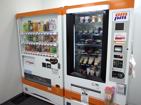 　休憩室にはドリンクの自販機以外に、サンドイッチやカップラーメンを販売する自販機があります。