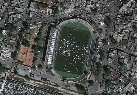 　同スタジアムも今回の大地震で被害を受けた。運動場は被災者の避難所になっている。