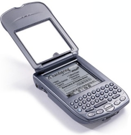 　「Treo」以前から、Qualcommや京セラなどからPalm OSベースの携帯電話があったが、この手の製品で実用的になったのはTreoが初めてだった。米CNETは、米連邦通信委員会（FCC）の書類から情報を入手し、発表の数カ月前に同機の存在を報じた。