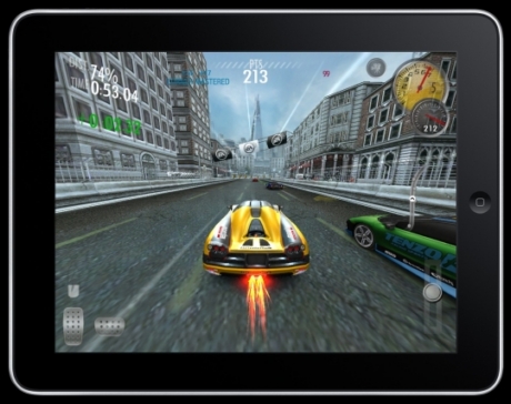 　EAが提供するiPad版「Need for Speed: Shift」。EAは「iPhoneやiPod touch用に過去に購入したゲームは、オリジナルサイズまたはフルスクリーン用の拡大版としてiPadでもプレイできる」と述べている。