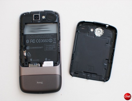 　Nexus Oneに搭載の1400mAhバッテリ。バッテリ収納部分内には、MicroSDカードスロット、SIMカードスロットがある。付属しているMicroSDカードは4Gバイトだが、32Gバイトまで拡張可能。

　バッテリ収納部分の下にある金属部分は、購入時に刻印によるパーソナライズが可能。