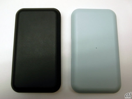 　カラーバリエーションはBLACK（左）とLIGHT BLUEの2色。いずれも表面が皮シボ加工されており、落ち着いた雰囲気だ。