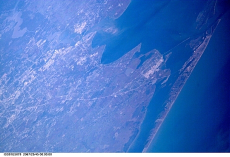 　メキシコ湾、そしてガルベストン島とガルベストン湾を含むテキサス州の一部をISSから撮影した写真。