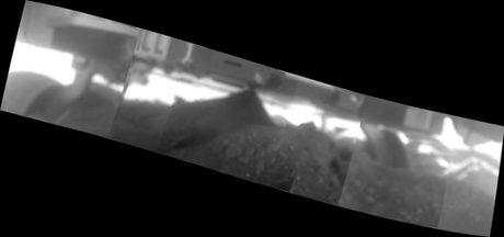 　2009年6月2日に撮影されたこの画像では、Spiritの車輪が粒子の細かい土にはまり込んで、身動きがとれなくなった状況を確認できる。Spiritは、土壌サンプラアームに取り付けた顕微鏡カメラを使って、Spiritの操作者たちを悩ませているこの現状をパノラマ撮影した。