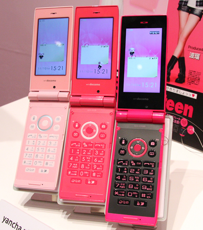 　こちらは雑誌「Seventeen」専属の人気モデル3人がプロデュースした「SH-05B」。カラーバリエーションの3色がすべてピンク。しかし3名のモデルのファッションテイストとキャラクターを表現したピンクで、それぞれ名称は「yurukawa pink」「otokomae pink」「yancha pink」となっている。