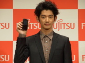 「スマートフォン、日本のメーカーが作ればこうなる」--富士通のドコモ向け携帯電話