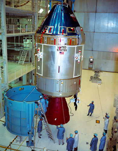 　Apollo 11号の乗組員は、8日間のミッションのうちほとんどの時間（Collins氏の場合はすべての時間）を、一般には「Columbia」と呼ばれる司令機械船（CSM）の中で過ごした。この写真は、1969年4月に、フロリダ州のケネディ宇宙センターで撮影されたもの。