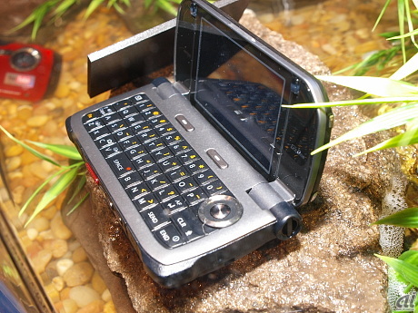 　G'zOneといえば、2010年3月に米国で発売されたQWERTYキーボードを搭載する防水・耐衝撃携帯電話「G'zOne Brigade」が記憶に新しい。なお、今のところ日本での発表はない。