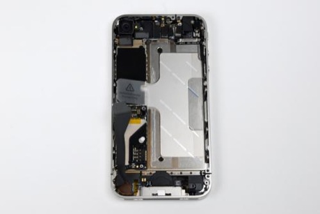 　下部のアンテナ／スピーカーアセンブリを取り外したら、再びiPhone 4筐体の上部に移って、背面カメラを取り外す。