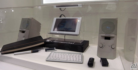 　東芝は「Dynapocket L01」シリーズを参考出品していた。7型の画面は、「REGZA」で培った高画質化技術を採用しており、デジタルフォトフレームやカーナビゲーションとしても利用できるという。キーボードを装着すれば、メモをとったり、メールや動画を閲覧できたりする。
