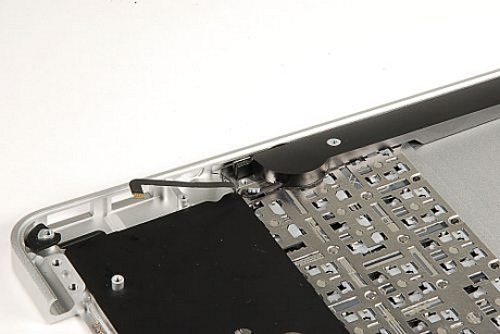 　MacBook Airの内蔵マイクロフォンは、左側のスピーカーのすぐ上にある。