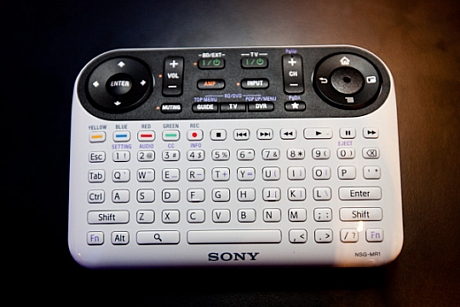 　テレビに付属するこのリモコン。フルQWERTYキーボードとパッド部は親指だけで操作できるように設計されている。赤外線でテレビと通信する。